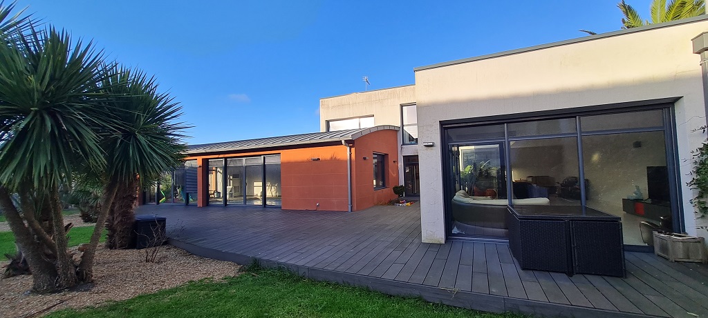 Pont L’Abbé, Centre Ville , L’Unique “Maison D’Architecte Aux Lignes Design” de 320 m², Avec Piscine Intérieure