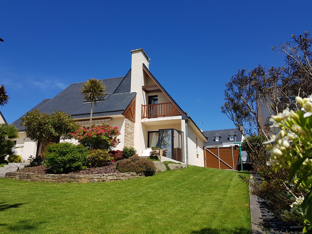 Douarnenez Centre. Commerces & Écoles à Pied, Belle Contemporaine de 1990 sur Jardin Clos