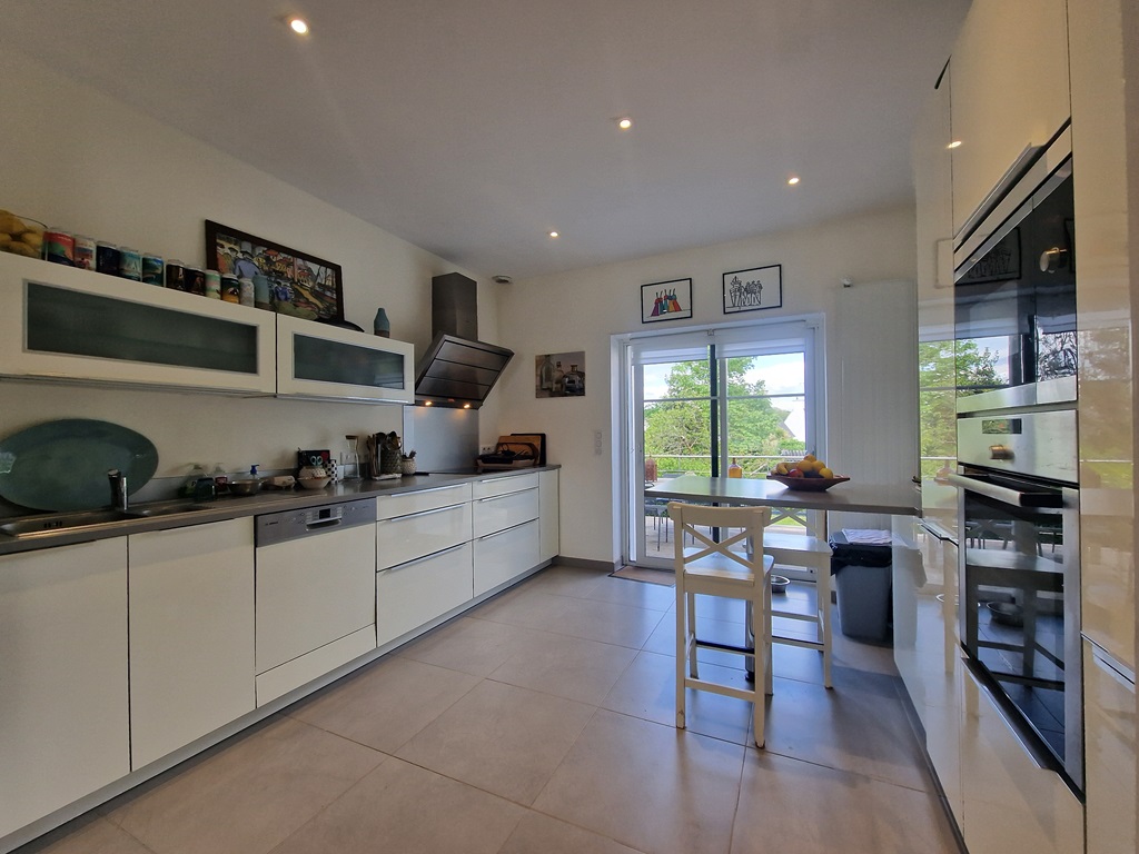 Pont L’abbé, Plein Centre Ville, Généreuse Maison de Ville Rénovée avec Jardin Clos & Garage