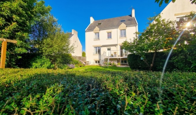 Pont L’abbé, Plein Centre Ville, Généreuse Maison de Ville Rénovée avec Jardin Clos & Garage