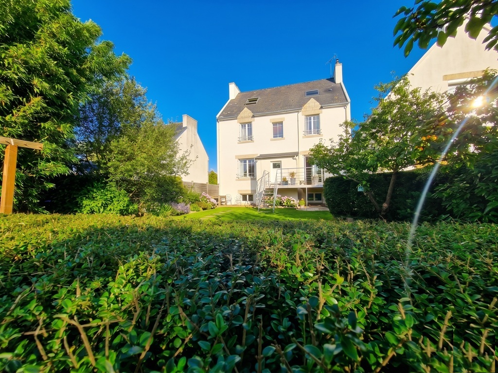 Pont L’abbé, Plein Centre Ville, Généreuse Maison de Ville Rénovée avec Jardin Clos & Garage