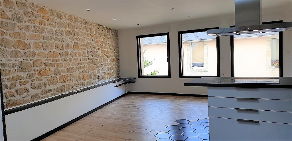 A LOUER – Disponible le 10/08/2025. PONT L’ABBE, Plein Centre Ville, Le Grand Studio Loft de 42 m²