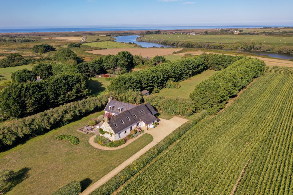 Exclusivité Agence. Au Coeur De La Baie D’Audierne, Une Propriété d’Exception A l’Abri des Regards