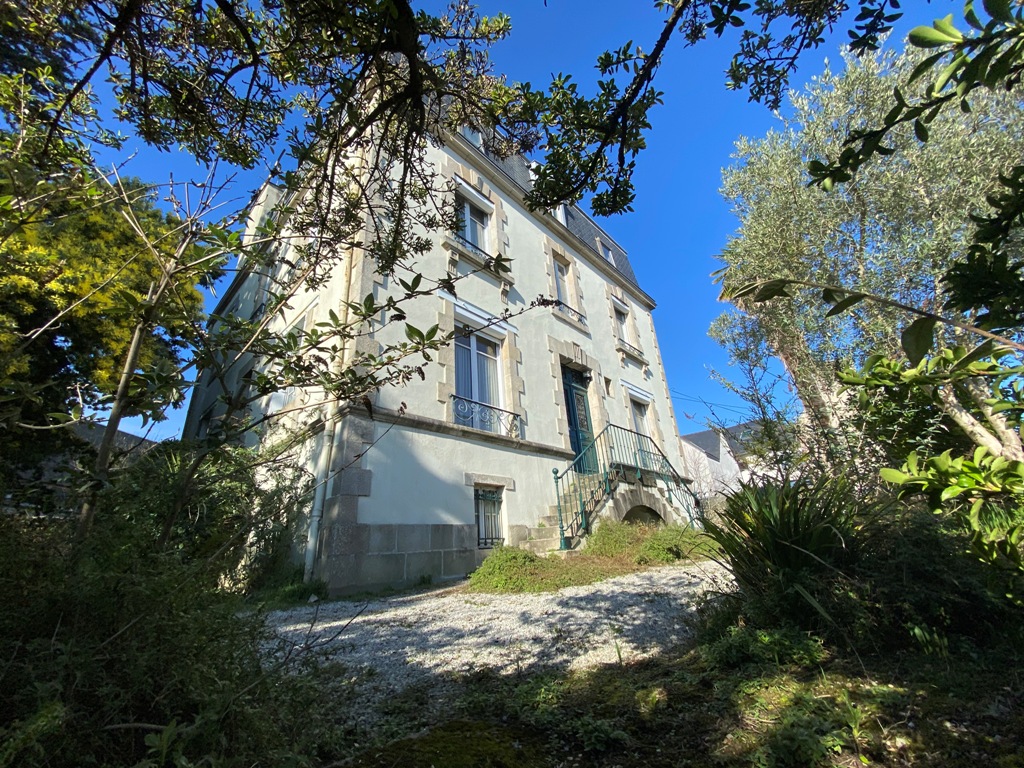 Kemper Centre Ville à Pied. L’unique Demeure Ancestrale de 340 m² Proche du Centre Ville. RARE