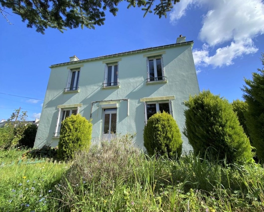 Quimperlé, Emplacement Stratégique pour Maison des Années “1950” Proches des Commerces & Ecoles.