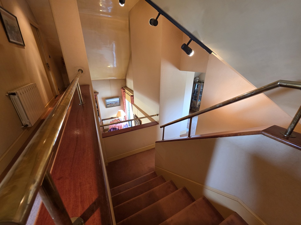 PENMARCH, A 50 mètres de la Plage de Pors-Carn, Généreuse( 180 m²) Maison  avec Jardin de 2141m²