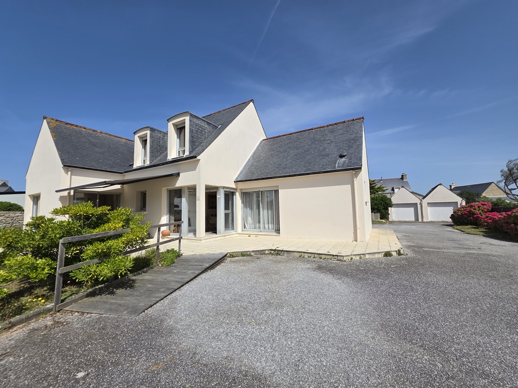 PENMARCH, A 50 mètres de la Plage de Pors-Carn, Généreuse( 180 m²) Maison  avec Jardin de 2141m²