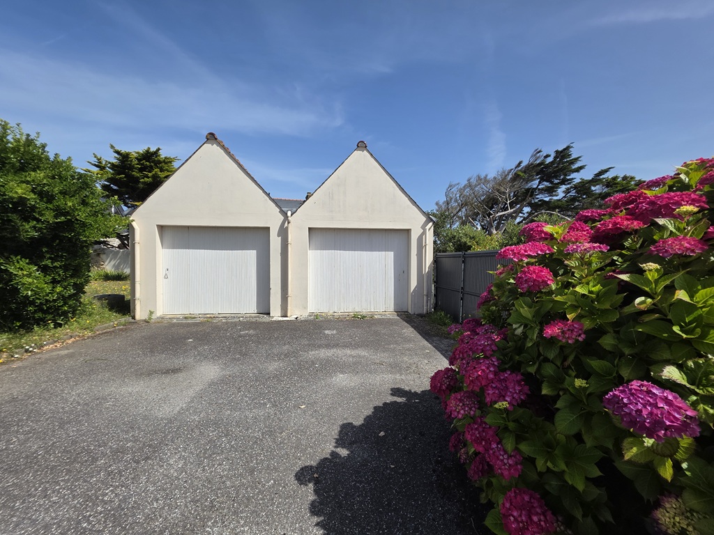 PENMARCH, A 50 mètres de la Plage de Pors-Carn, Généreuse( 180 m²) Maison  avec Jardin de 2141m²