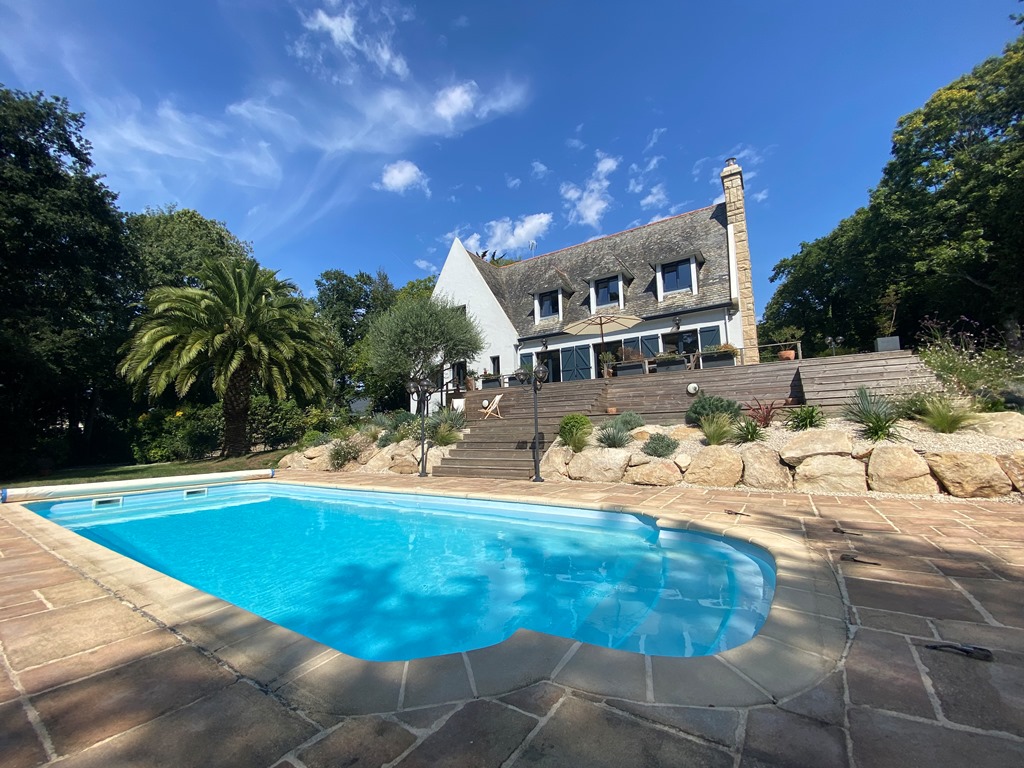 Exclusivité Agence. Quimper L’élégance d’une Propriété Avec Piscine & un Parc Paysagé de 7800 m²