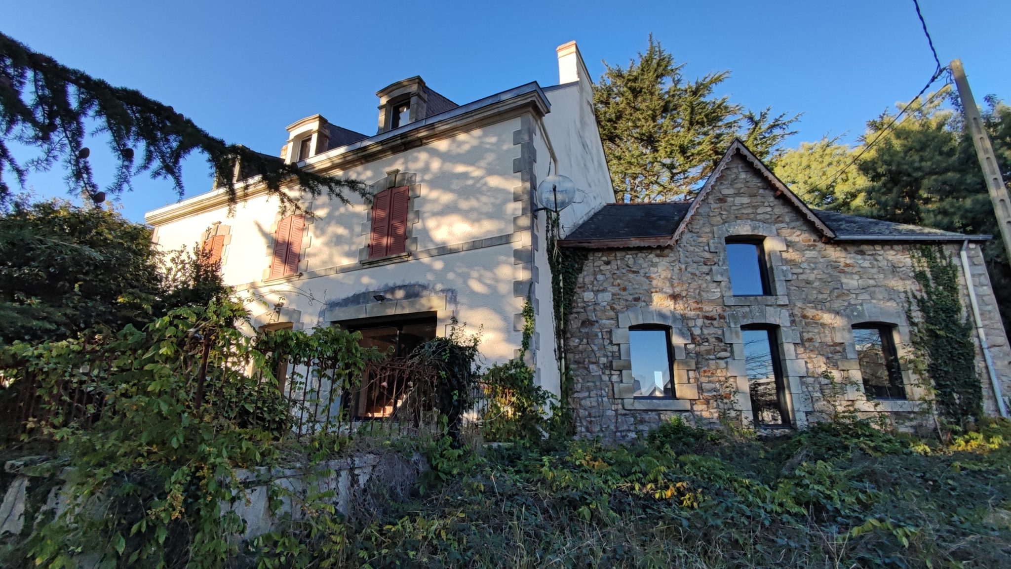 Ploemeur, L’insoupçonnable Demeure de 370 m² sur Terrain Constructible de 1500 m²