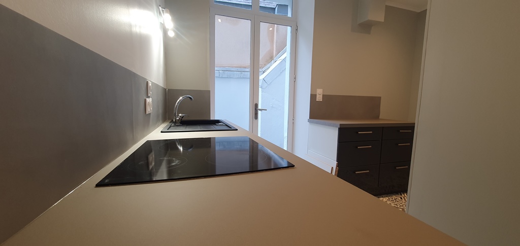 A Louer. Libre Le 21 Août 2023. Quimper, Centre-Ville, Appartement T3 Rénové avec Cour Intérieure