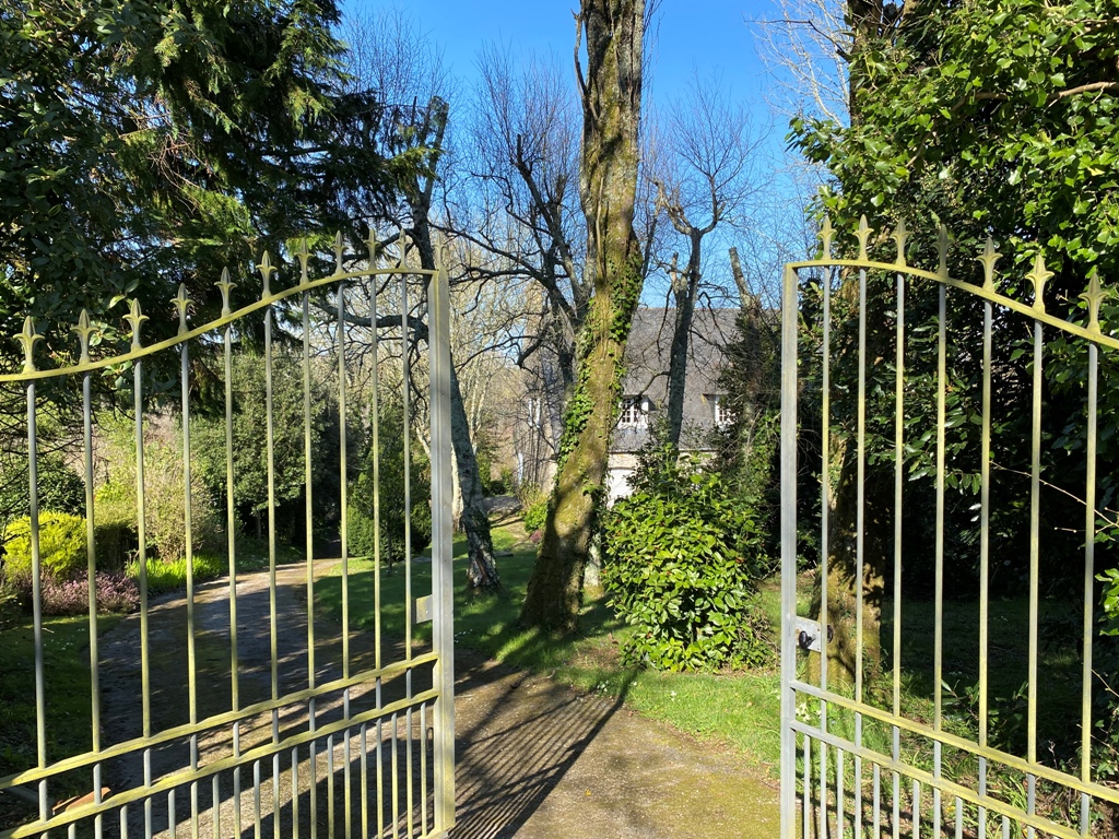 Quimper Proche du Centre Ville L’élégance d’une Propriété d’Architecte Face à la Nature Quimpéroise