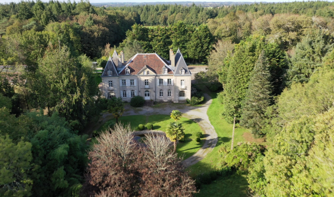 Finistère Sud – Morbihan – L’histoire d’un Château du XIXe sur Parc de 1.5ha avec Piscine & Tennis