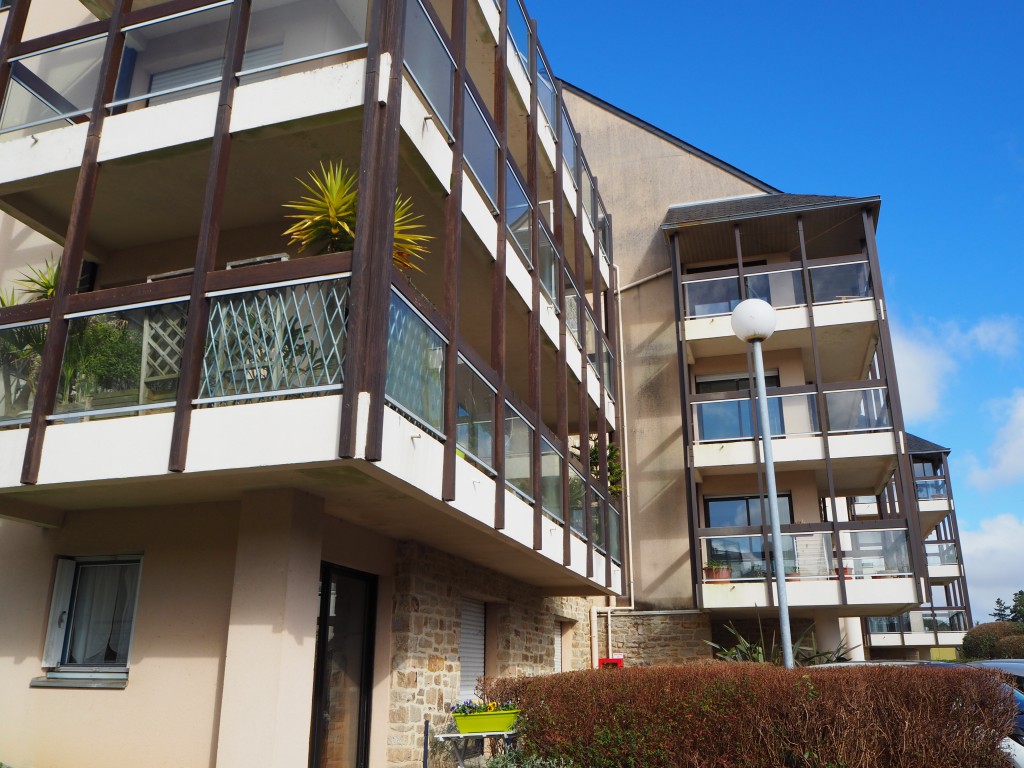 A Louer. Entre le Centre Ville & Le Quartier de Kerfeunteun. Un T2 de 40 m² avec Garage & Terrasse