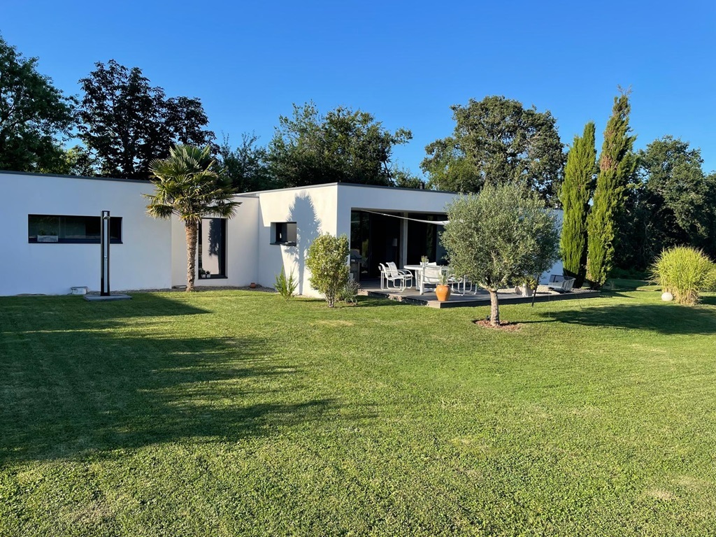Pont L’abbé – Environnement Champêtre pour La Maison de Plain-Pied aux lignes Architecturales