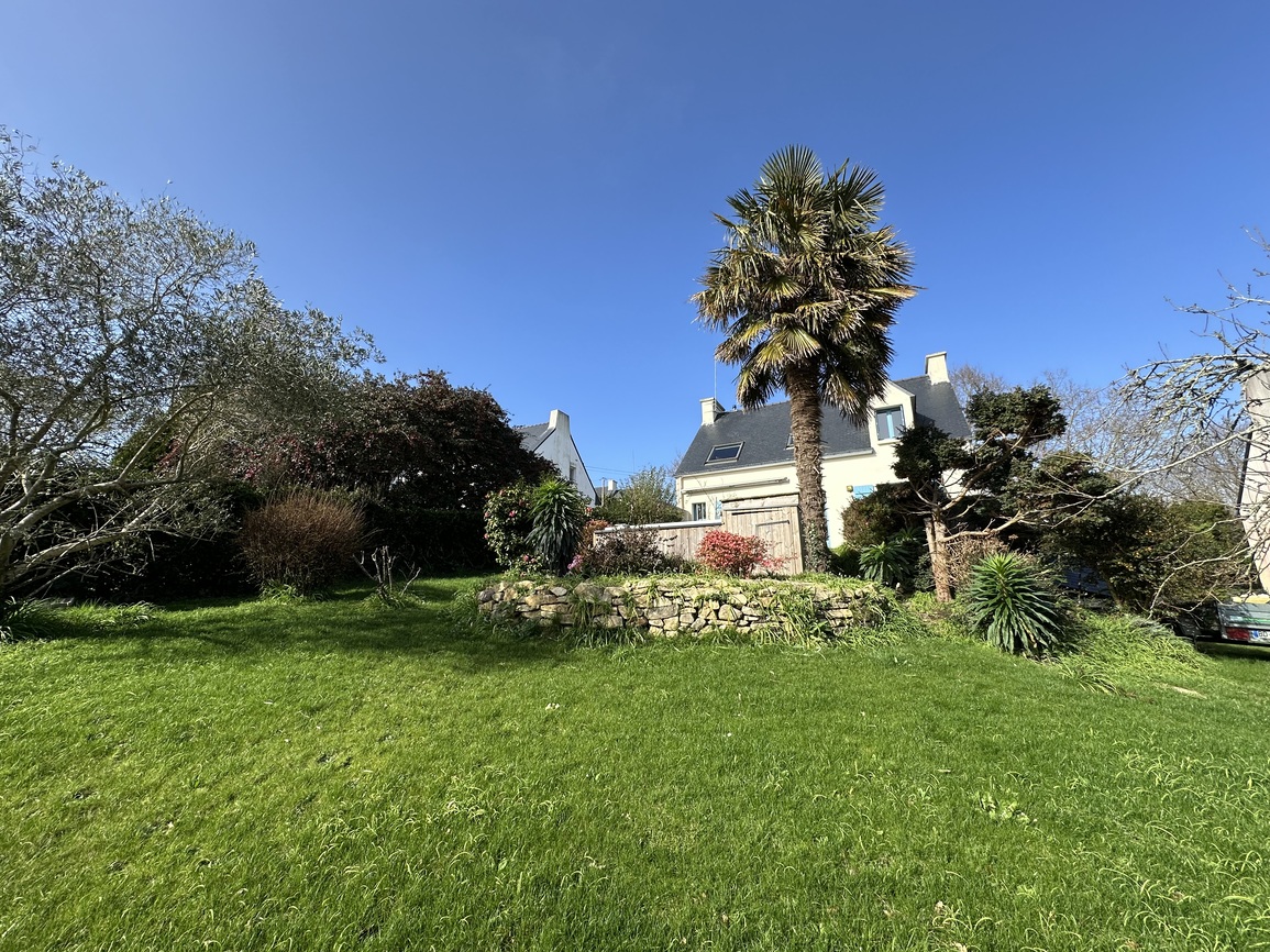 Audierne – Emplacement Recherché pour cette Maison de 110 m² avec Jardin Terrasse & Sous-Sol