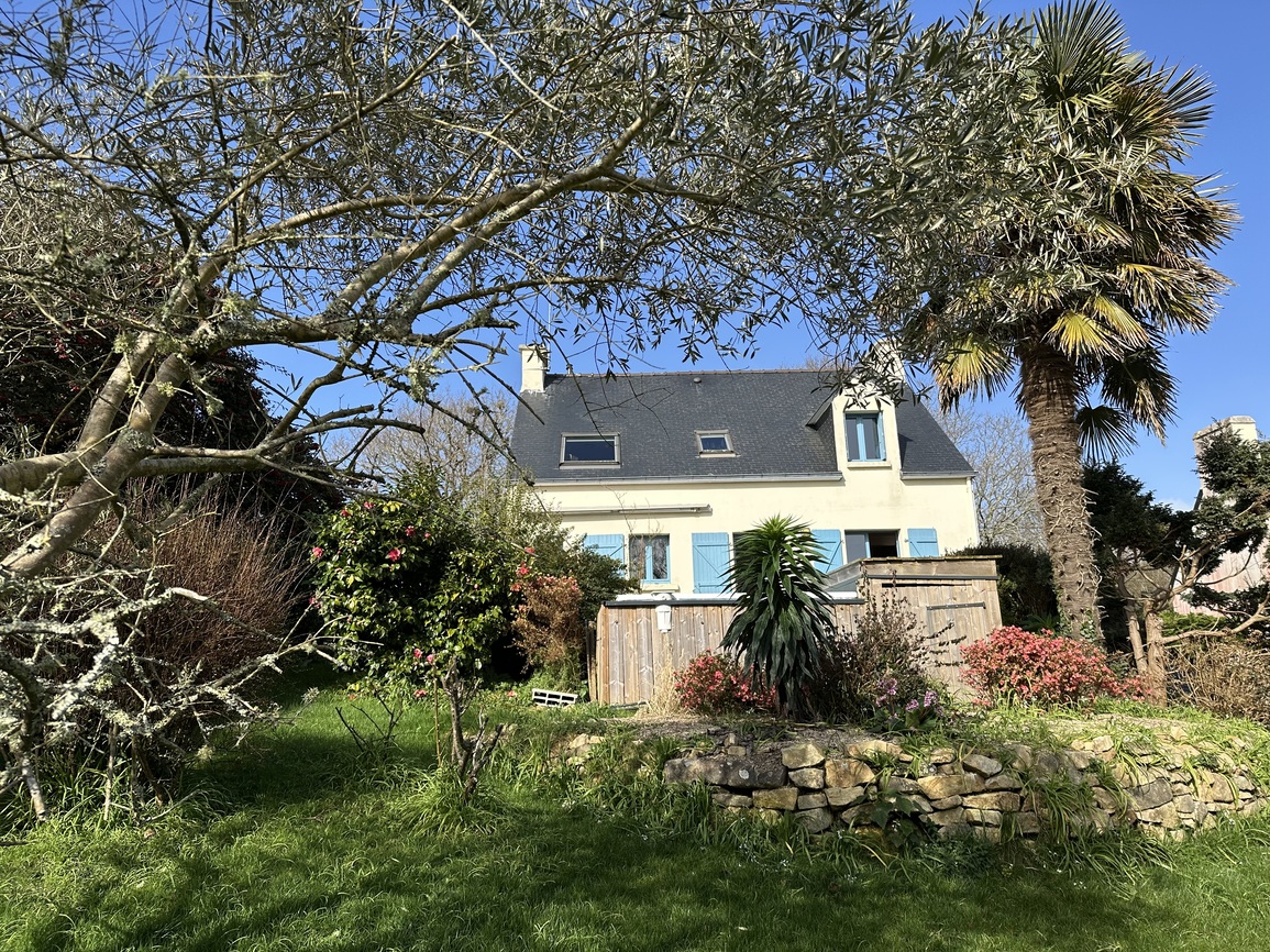 Audierne – Emplacement Recherché pour cette Maison de 110 m² avec Jardin Terrasse & Sous-Sol