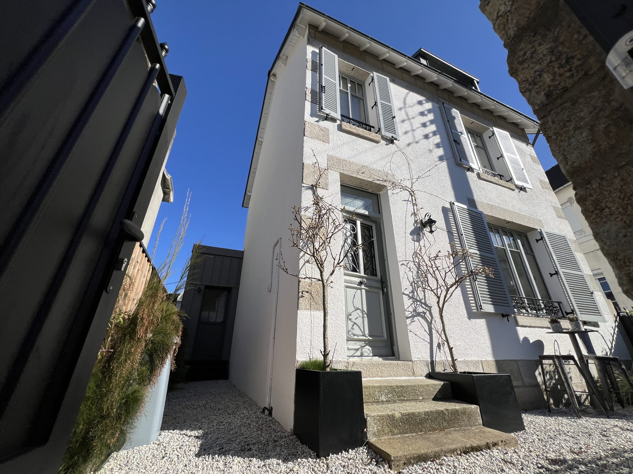 Quimper Centre Ville. L’irrésistible Rénovation & Extension de cette Maison 1930 avec Terrasse