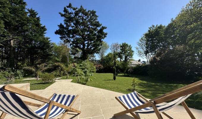 Moëlan-sur-Mer, Maison en pierre de 147 m² sur un Jardin Clos. Vue Mer et Plage à Pied ! A SAISIR !