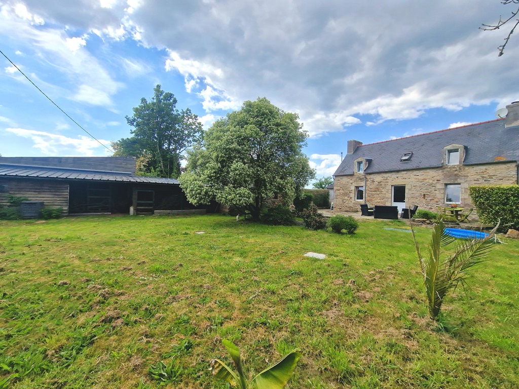 PLOVAN, Environnement Champêtre pour La Jolie Maison Bigoudène & Ses Dépendances