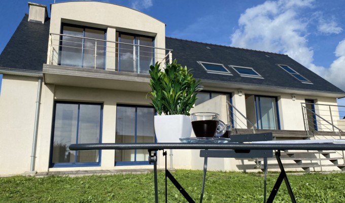 Clohars-Carnoët (Doëlan) Belle Contemporaine Lumineuse avec Vue Mer sur Jardin Arboré !