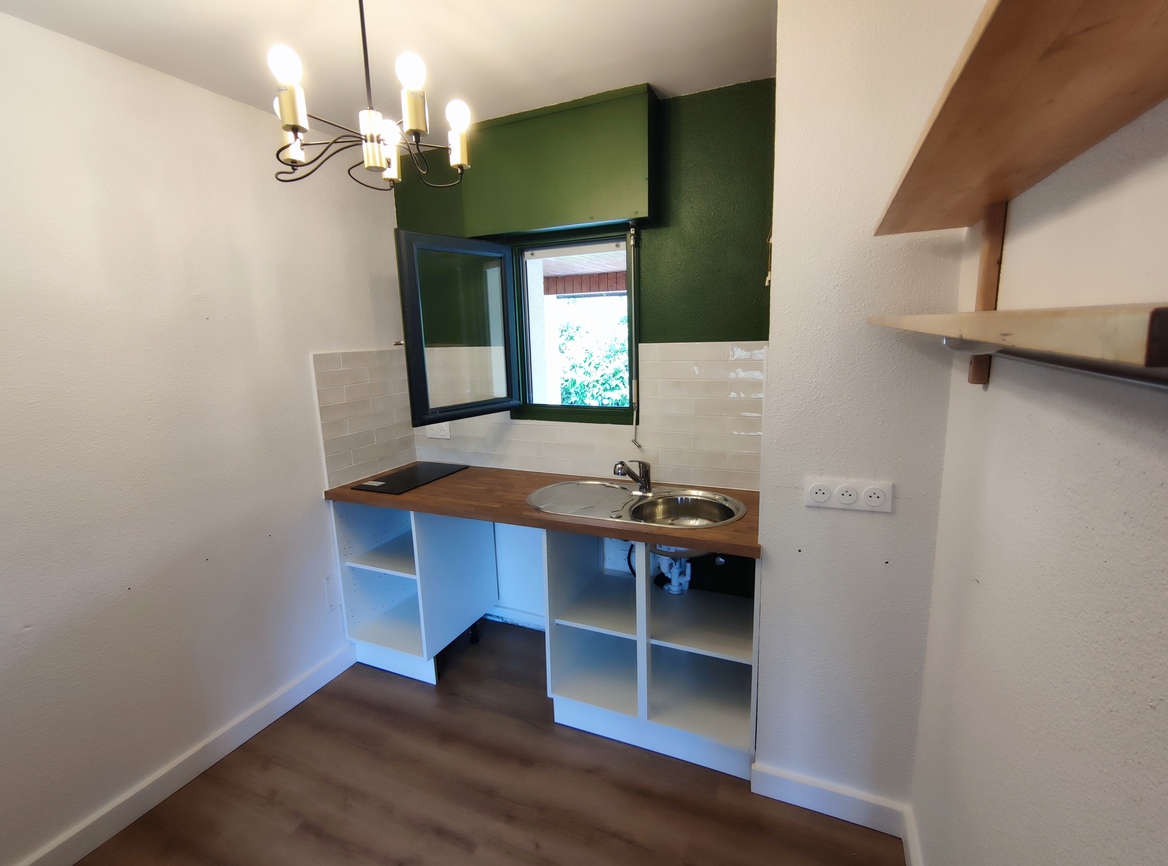 A Louer. Libre Immédiatement. Quimper, Quartier de Locmaria T2 avec Place de Parking