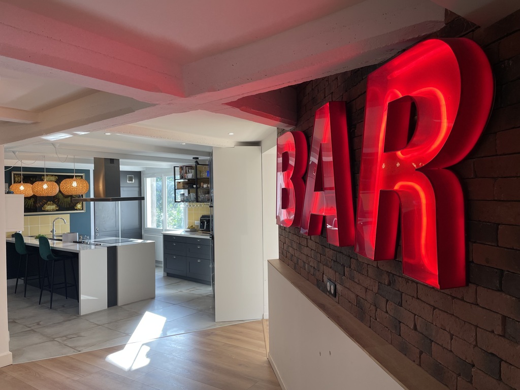 Exclusivité Agence. Douarnenez, Centre Ville –  L’esprit Loft avec Jardin Exotique, à 2 Pas du Port