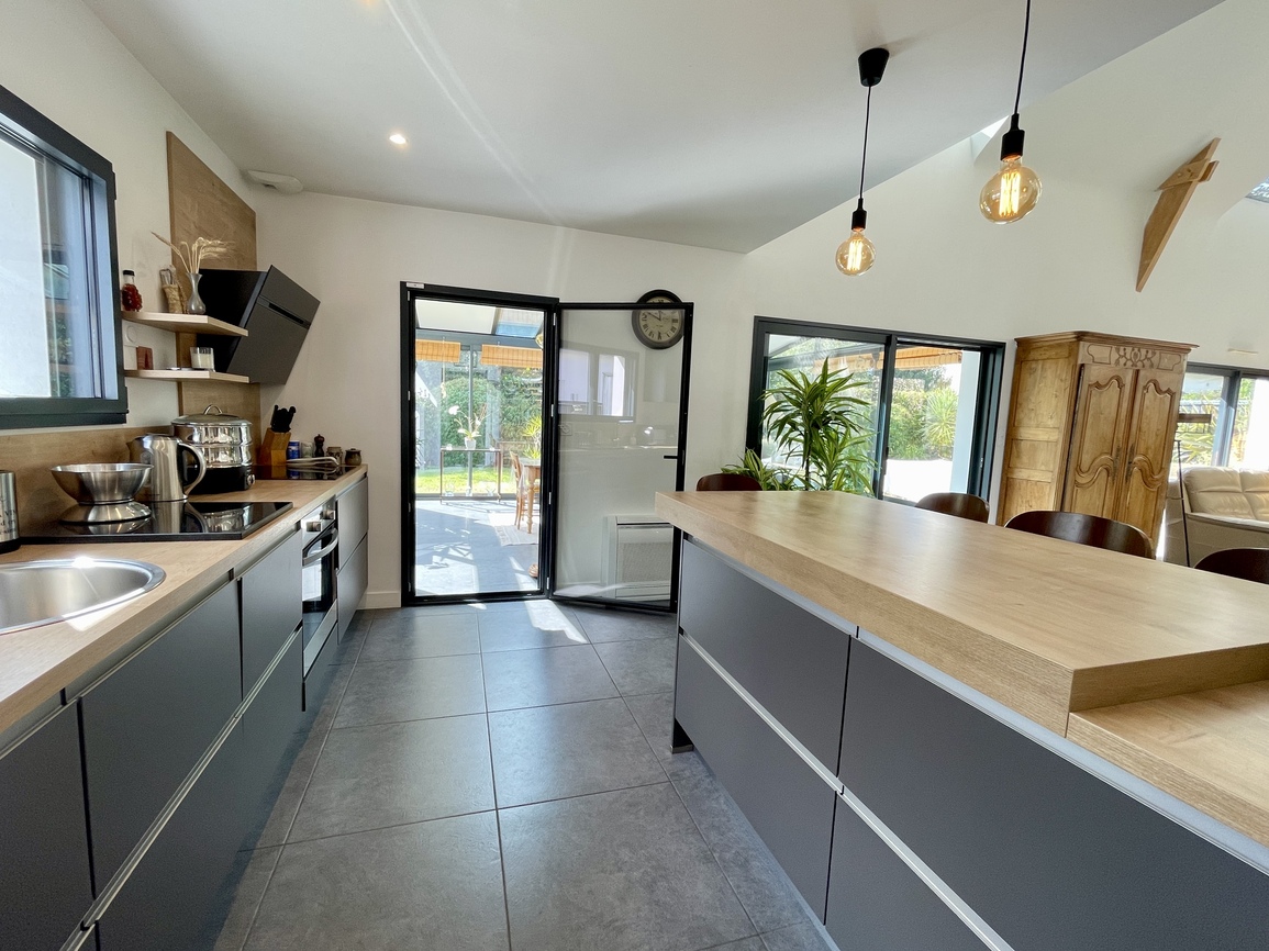 Exclusivité Agence – Guidel, Moderne & Lumineuse Contemporaine Avec Sa Véranda & Son Jardin Clos