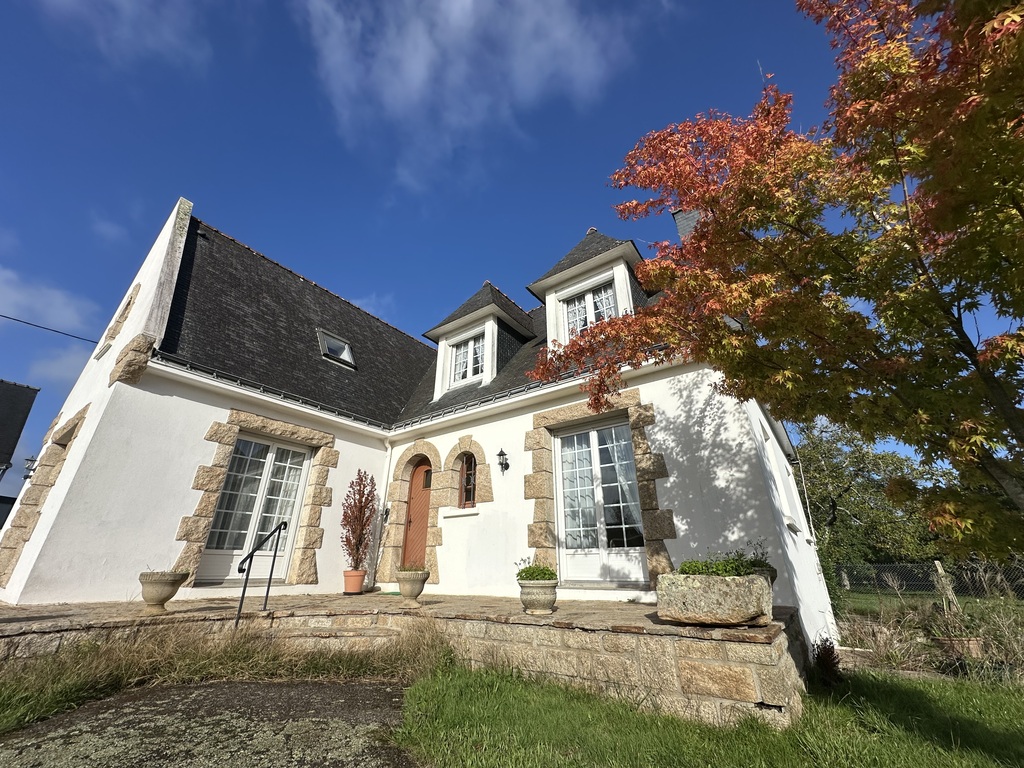 Quimperlé, Généreuse Maison Familiale de 143 m² sur un Magnifique Terrain Constructible 1500m²