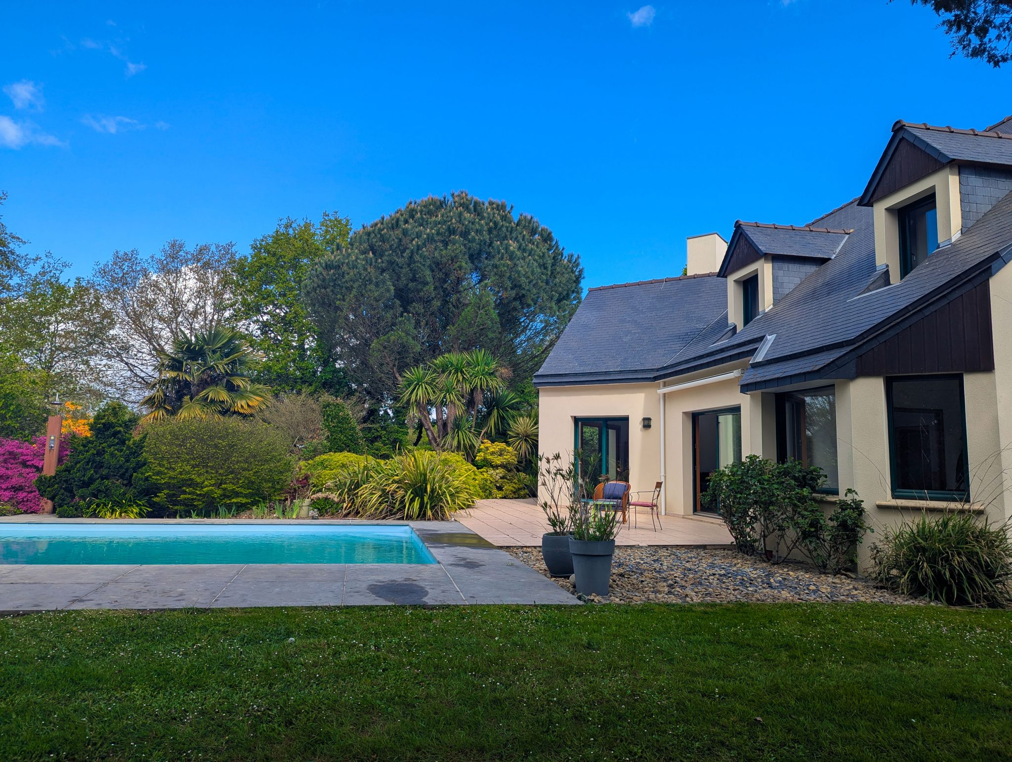 Ploërmel – La Généreuse et Intime Maison d’Architecte (260 m²) Parc & Piscine Plein Sud