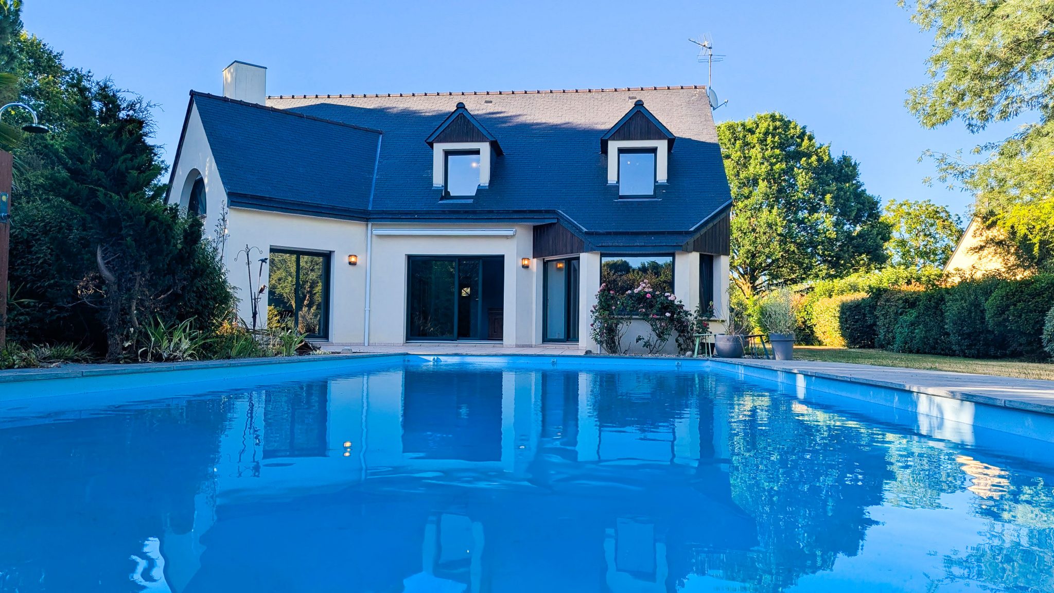 Ploërmel – La Généreuse et Intime Maison d’Architecte (260 m²) Parc & Piscine Plein Sud