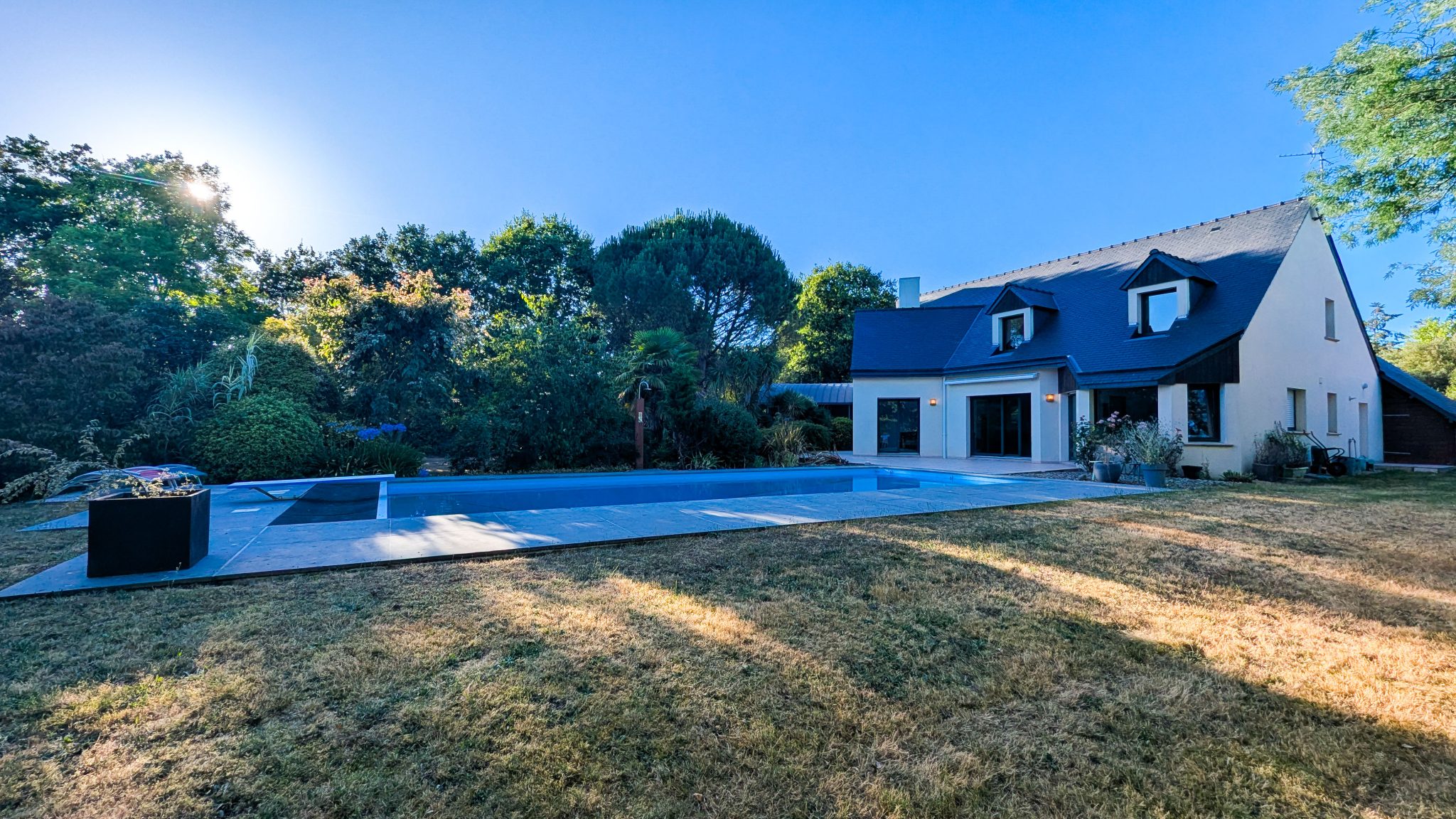 Ploërmel – La Généreuse et Intime Maison d’Architecte (260 m²) Parc & Piscine Plein Sud