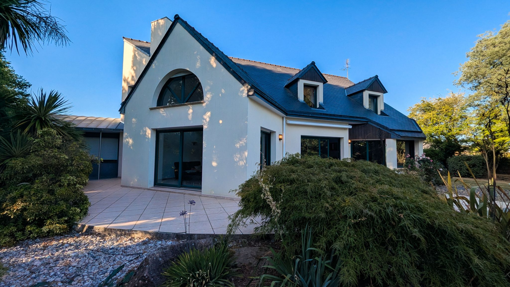Ploërmel – La Généreuse et Intime Maison d’Architecte (260 m²) Parc & Piscine Plein Sud