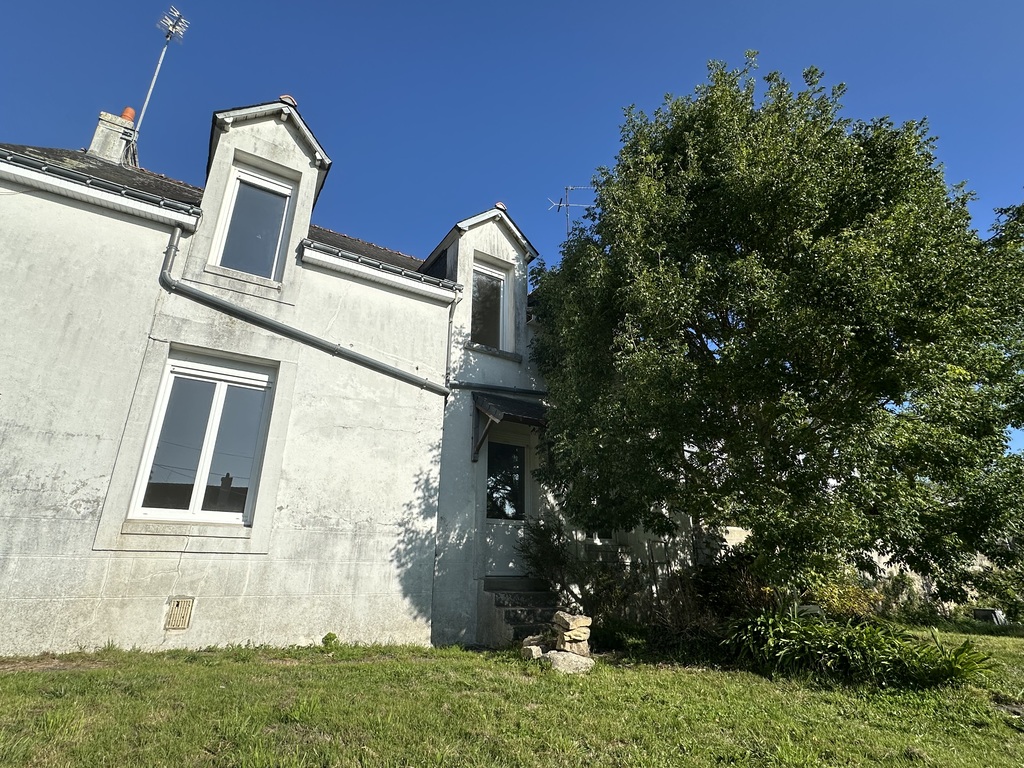 Au Coeur de Quimperlé, Immeuble (3 Appartements) avec Garage & Jardin ! Opportunité à Saisir !