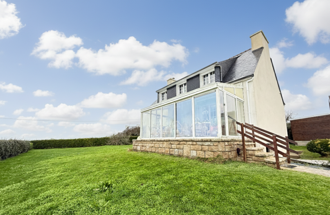 Baie d’Audierne – Vue Mer Panoramique pour cette Maison Bretonne à Repenser avec Sous-Sol Complet