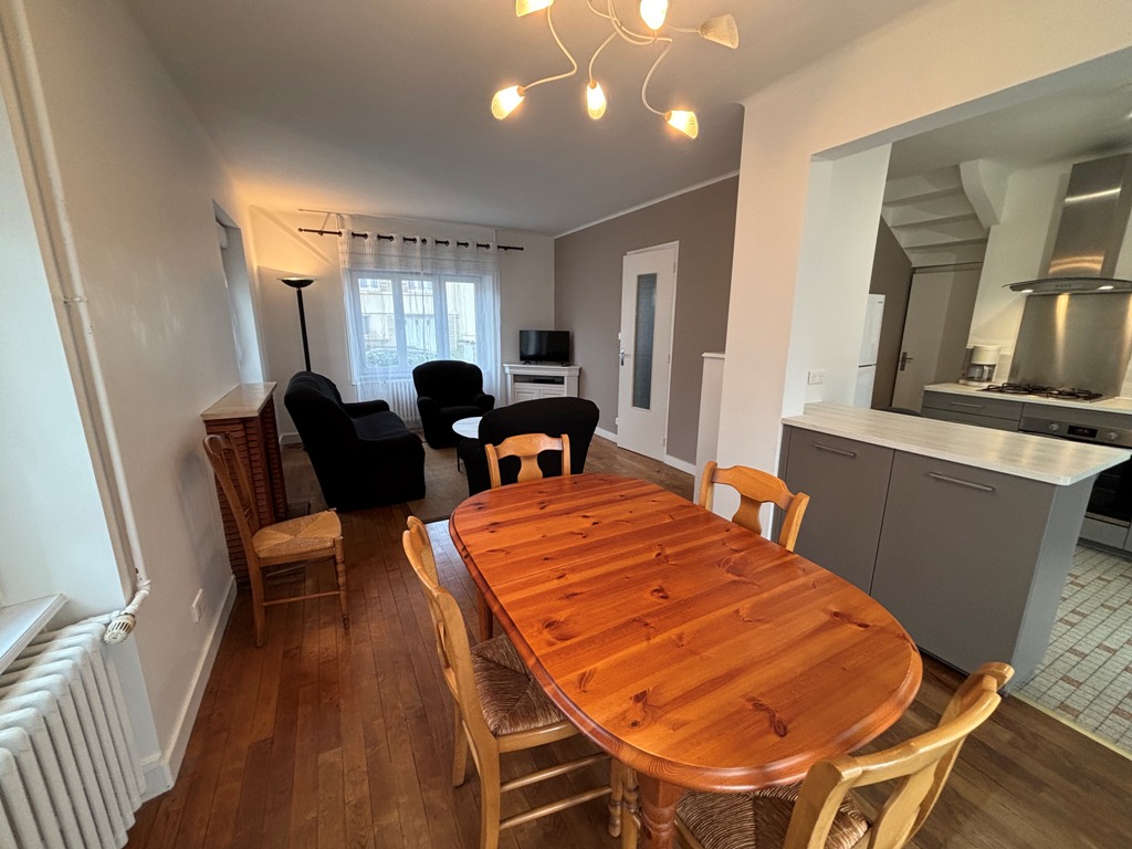 A Louer. Disponible Immédiatement. Quimper Kerfeunteun, Maison Meublée et Rénovée !