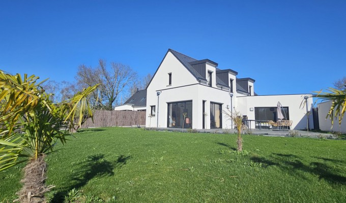 Fouesnant – Lumineuse & Généreuse Contemporaine (177m²) à proximité du Bourg, sur vaste terrain de près de 2000 m²