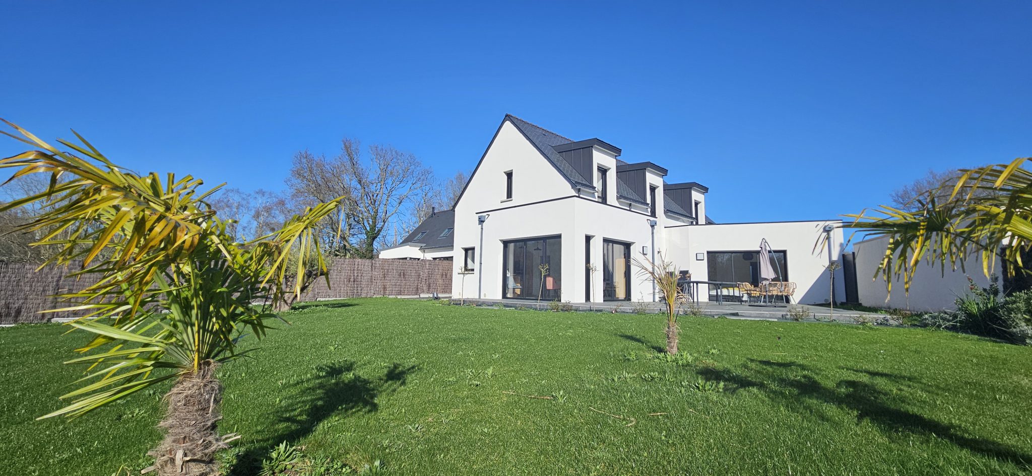 Fouesnant – Lumineuse & Généreuse Contemporaine (177m²) à proximité du Bourg, sur vaste terrain de près de 2000 m²
