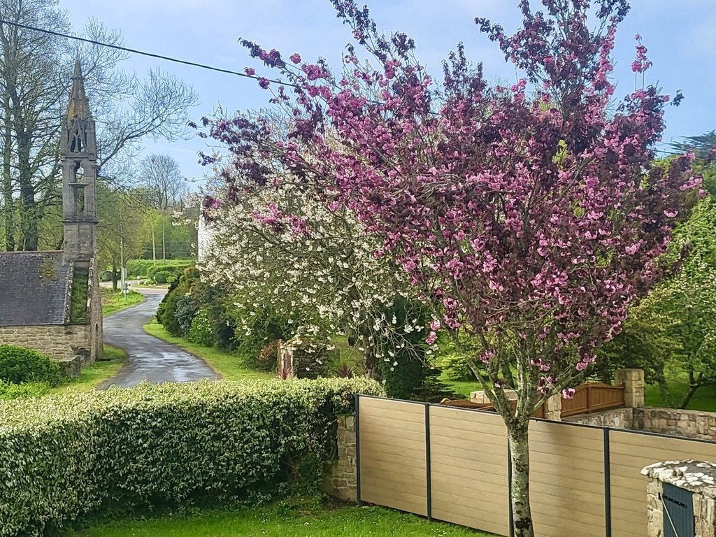 Plouhinec – Corps de Ferme Rénové avec Maison d’Habitation & 3 Gîtes dans un Cadre Bucolique