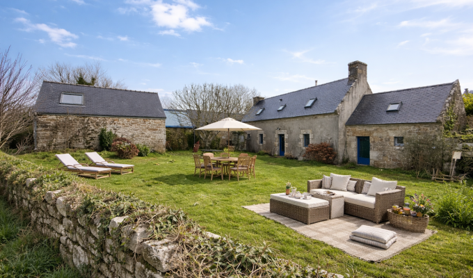 Plogoff – Corps de Ferme de 145 m² Situé dans un Hameau Très Recherché à 800 m de la Mer