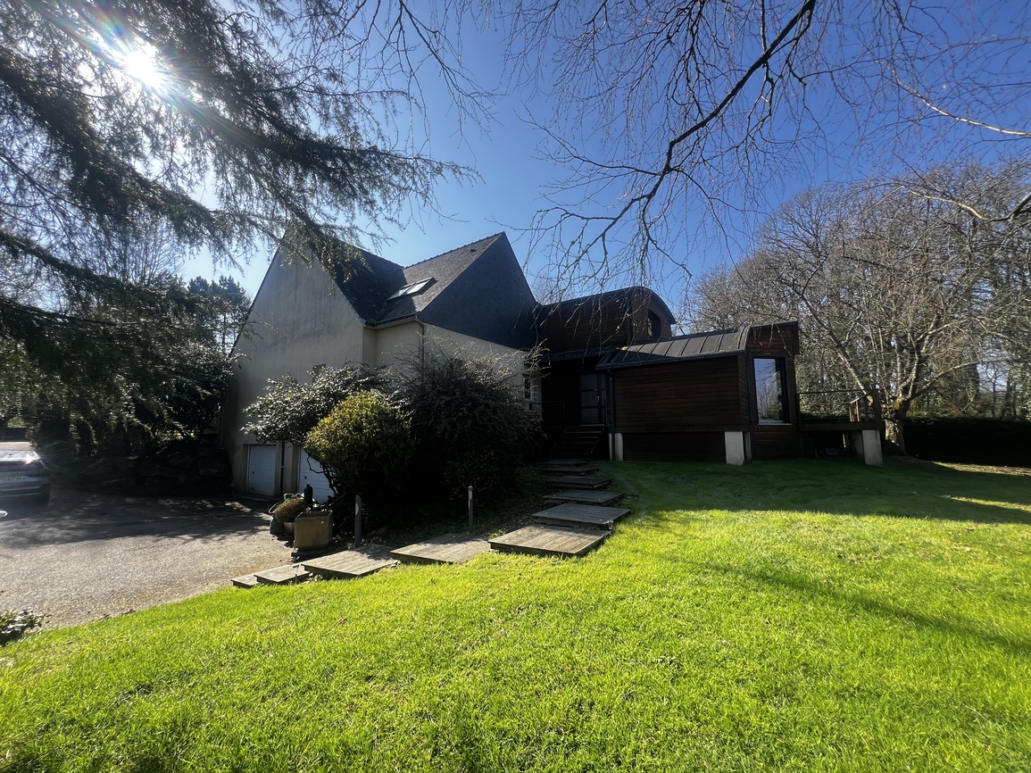 Pontivy – Spacieuse & Confortable Maison de 284m² Avec Piscine Sur Parc Arboré de 2500m²