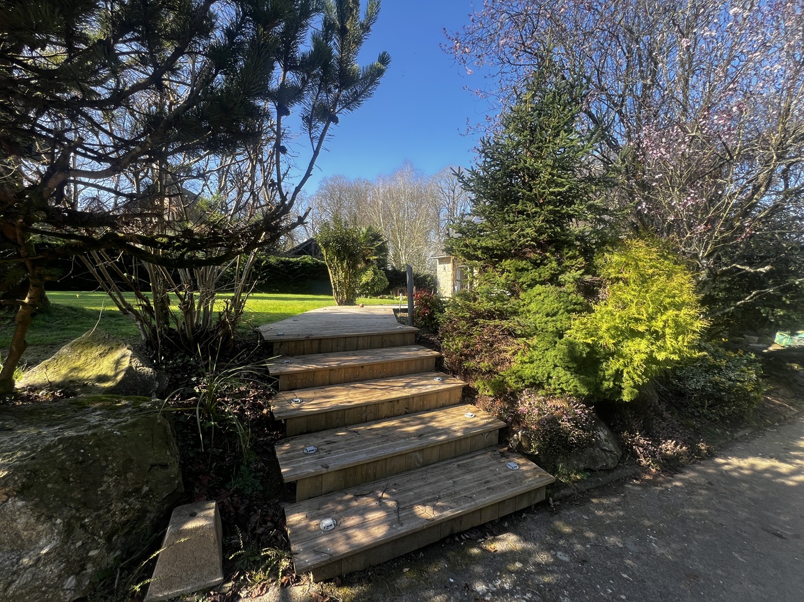 Pontivy – Spacieuse & Confortable Maison de 284m² Avec Piscine Sur Parc Arboré de 2500m²