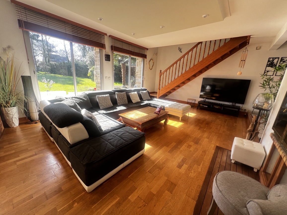Pontivy – Spacieuse & Confortable Maison de 284m² Avec Piscine Sur Parc Arboré de 2500m²
