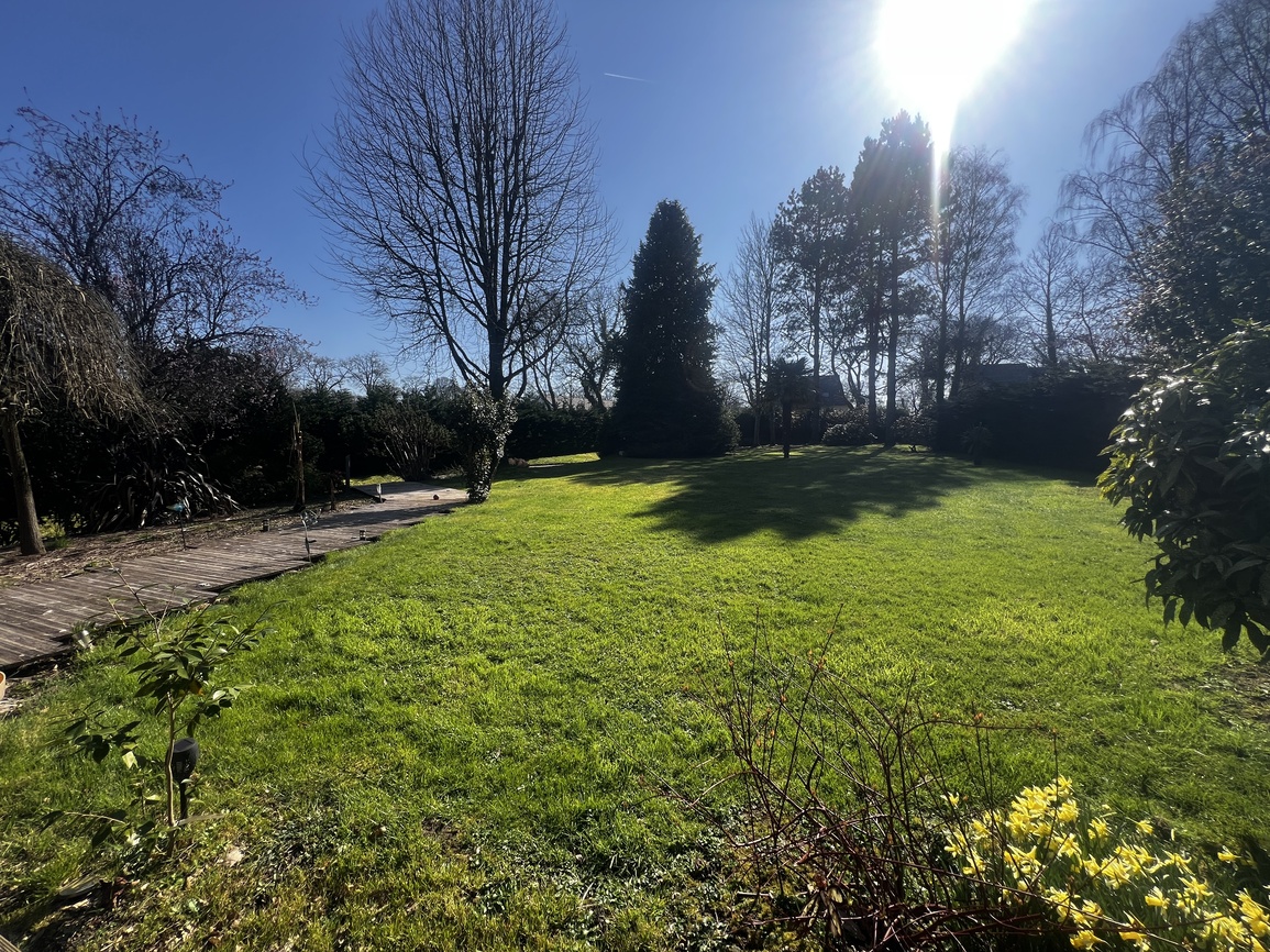 Pontivy – Spacieuse & Confortable Maison de 284m² Avec Piscine Sur Parc Arboré de 2500m²