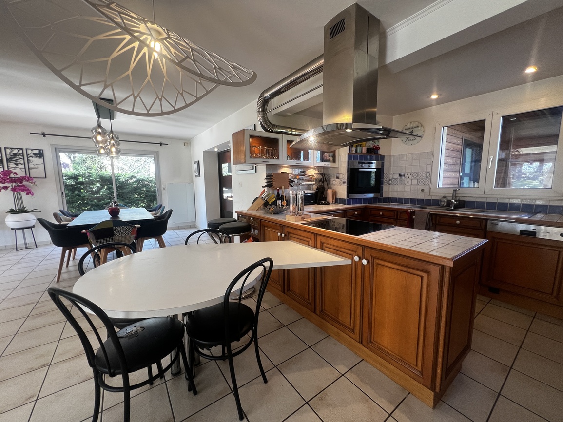 Pontivy – Spacieuse & Confortable Maison de 284m² Avec Piscine Sur Parc Arboré de 2500m²