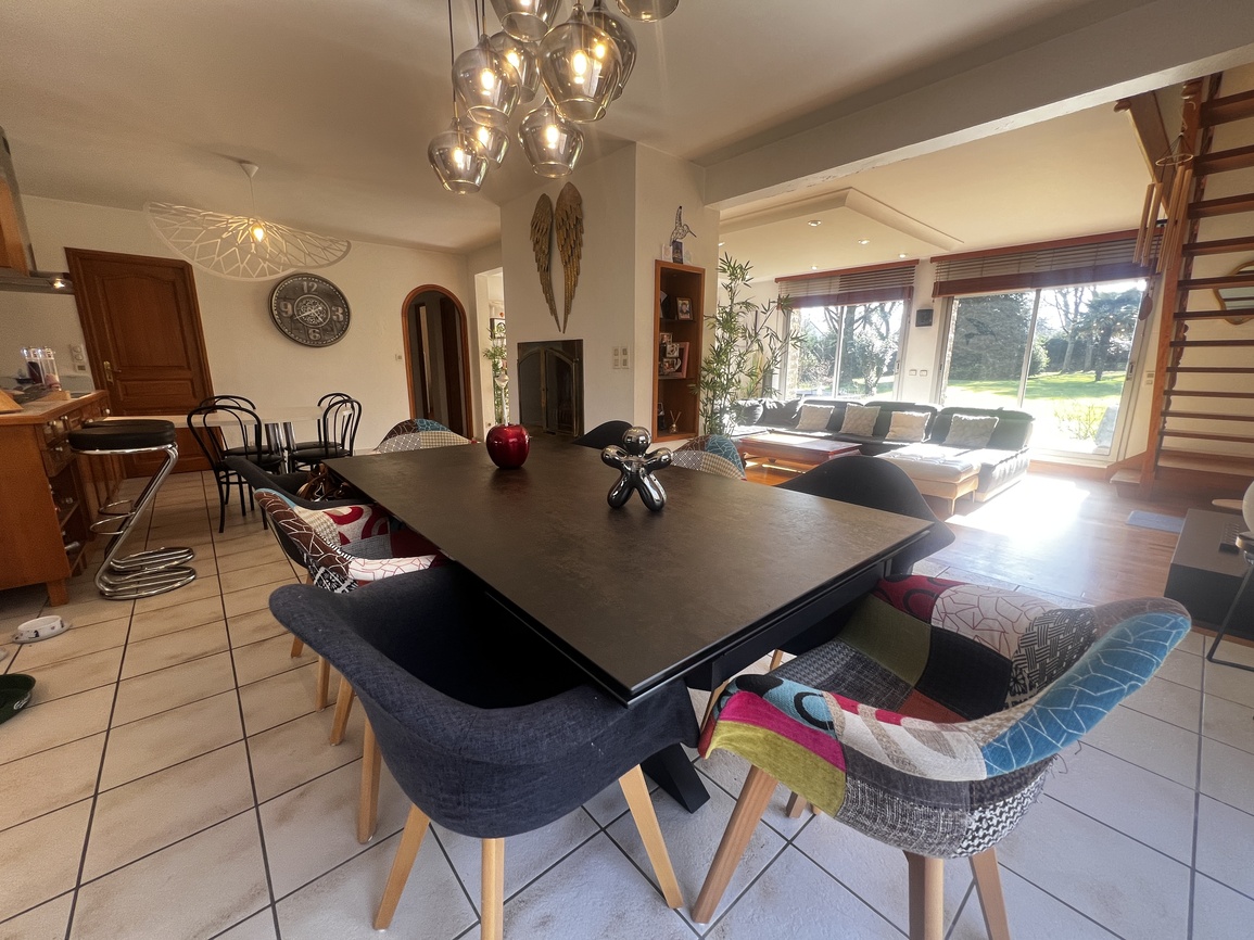 Pontivy – Spacieuse & Confortable Maison de 284m² Avec Piscine Sur Parc Arboré de 2500m²