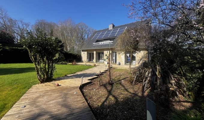 Pontivy – Spacieuse & Confortable Maison de 284m² Avec Piscine Sur Parc Arboré de 2500m²