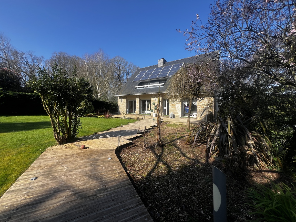 Pontivy – Spacieuse & Confortable Maison de 284m² Avec Piscine Sur Parc Arboré de 2500m²