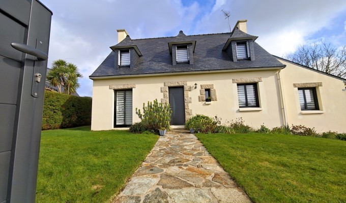 Quimper Ergué-Armel. Impeccable Maison Traditionnelle aux 4 Chambres, Sous-sol & Jardin Paysagé.
