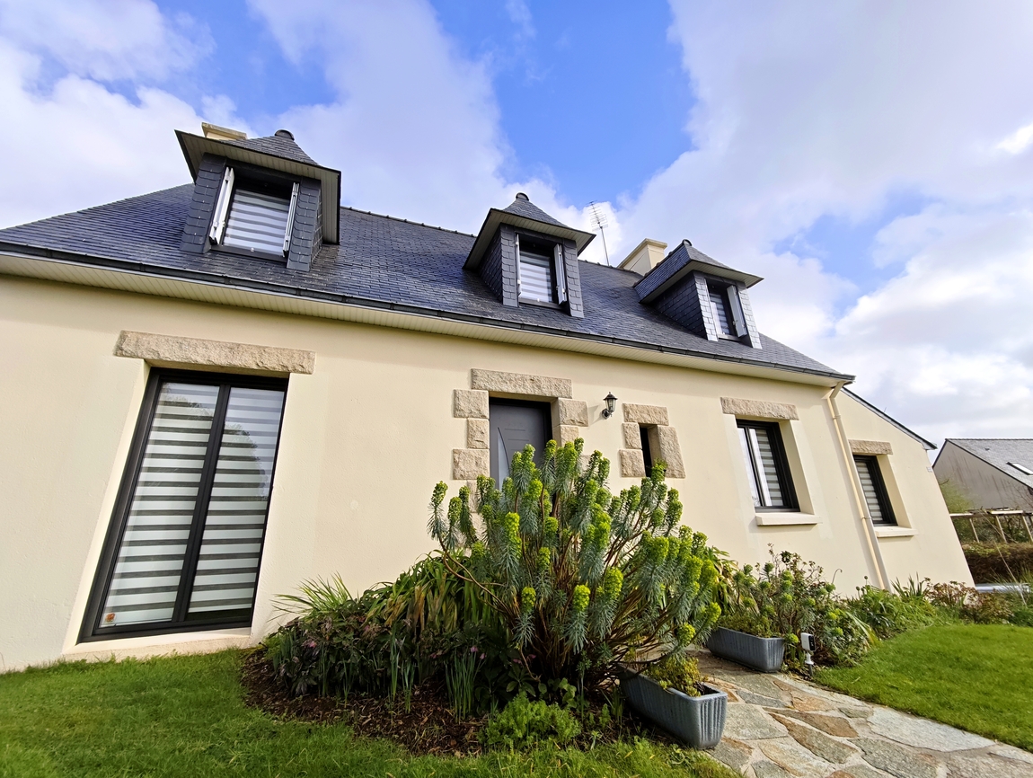 Quimper Ergué-Armel. Impeccable Maison Traditionnelle aux 4 Chambres, Sous-sol & Jardin Paysagé.